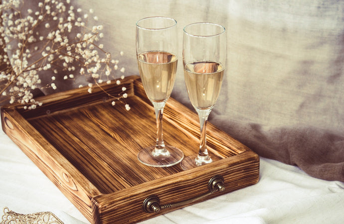 How to Hold Champagne Glass – All You Need to Know